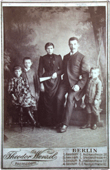 Familienportrait aus dem Atelier Theodor Wenzel