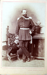 Fotografie eines Mannes in Uniform aus dem Atelier Ernst Milster